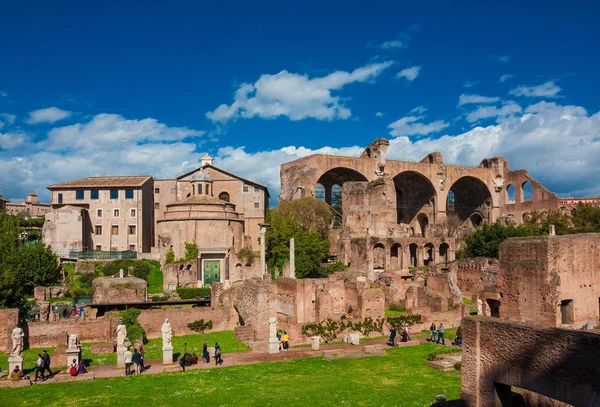 Roma Itália Abril 2018 Passeios Turísticos Roma Turistas Visitam Fórum — Fotografia de Stock