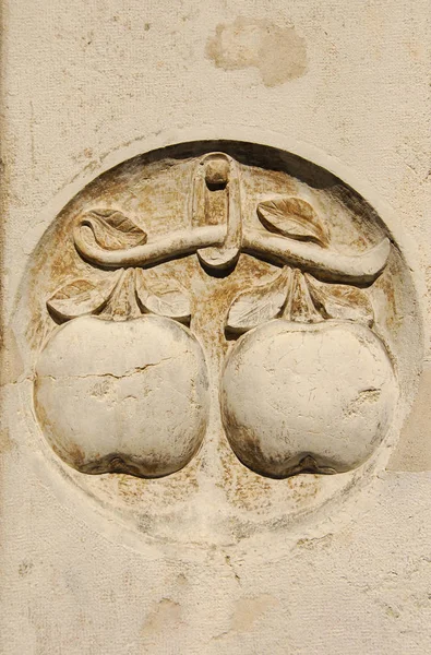 Два Яблока Древний Рельеф Возле Венецианской Рыночной Площади Риальто Символ — стоковое фото