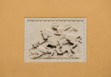 Saint George savaşır ve kötü ejderha eski kabartma bir Venedik duvara öldürmek