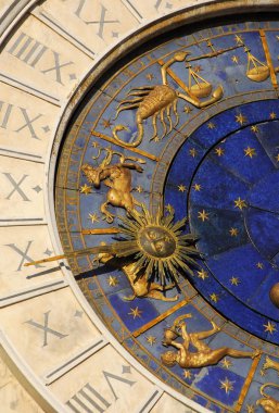 Eski zaman, Astroloji ve burç. Akrep, yay, Oğlak, kova, Terazi, gezegenler ve yıldızlar (15. yüzyıl zodyak ile Saint Mark meydanından eski saat kulesi detayını işaretleri)