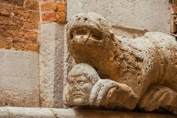 Λιοντάρι Τέρας Που Κρατάει Ανθρώπινο Κεφάλι Paws Αρχαία Μεσαιωνική Άγαλμα — Φωτογραφία Αρχείου