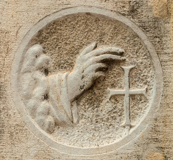 Bênção Mão Com Cruz Antigo Alívio Religioso Muro Veneza — Fotografia de Stock