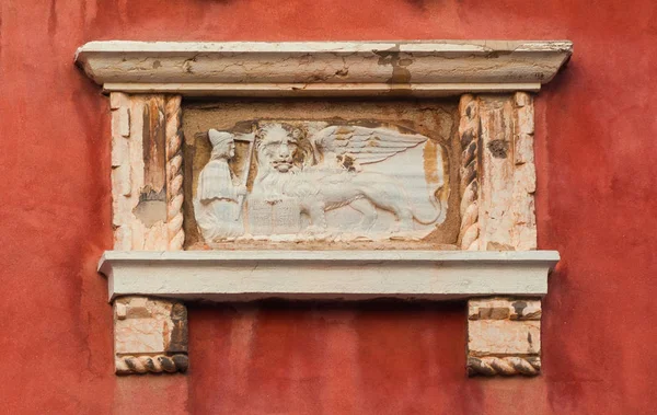 Starożytny Relief Doży Klęczącego Przed Świętego Marka Skrzydlaty Lew Wenecji — Zdjęcie stockowe