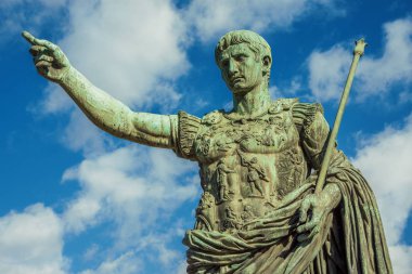 Caesar Augustus, antik Roma'nın ilk imparatoru. Roma'nın merkezi, bulutlar ile bronz anıt heykeli