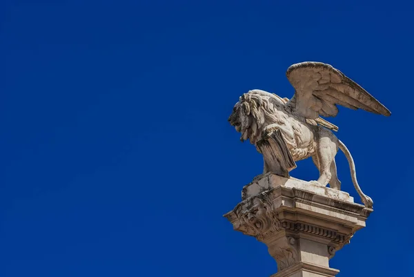 聖マークのライオン像 古代ベニスの共和国で 1870 年製のシンボル シニョーリ広場 主の広場 コピー スペースを持つパドヴァの中心部での列の — ストック写真
