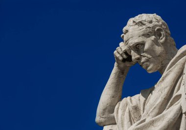 Adam heykeli mavi gökyüzü karşı düşünce eyleminde. Antik Roma Julian (kopya alanı ile Roma'da eski Adalet Sarayı önünde 19. yüzyıl sonunda dikilen hukukçu heykeli)