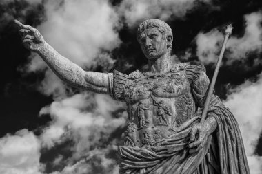 Caesar Augustus, antik Roma'nın ilk imparatoru. Roma'nın merkezi, bulutlar (siyah ve beyaz ile bronz anıt heykeli)