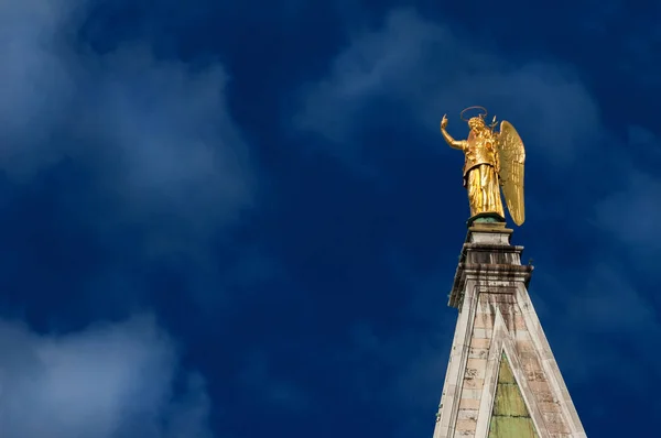 Estátua Anjo Dourado Com Céu Azul Topo Torre São Marcos — Fotografia de Stock