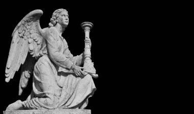 Şamdan ile diz çökmüş melek Cennet görünüyor. Mermer heykel 1832 yılında inşa Roma'daki St Roch kilisenin tepesinde. (Siyah ve beyaz kopya alanı ile)