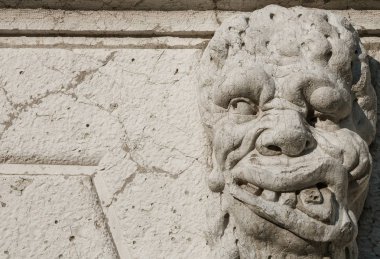 Grotesk Venedik. Tuhaf canavar koruyucu Santa Formosa Kilisesi Çan Kulesi (17. yüzyıl başında)