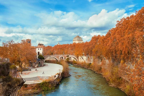 Otoño Follaje Roma Hojas Rojas Amarillas Cerca Isla Tíber Con — Foto de Stock