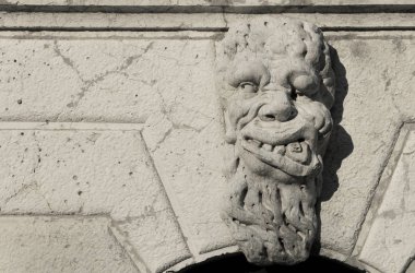 Grotesk Venedik. Tuhaf canavar koruyucu Santa Formosa Kilisesi Çan Kulesi (17. yüzyıl başında)