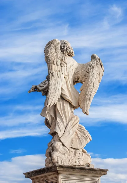 美しい雲と天使の大理石像 ローマの中心部にサンタンジェロ橋の上部に 世紀のバロック様式の傑作 — ストック写真