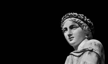 Antik Roma veya Yunan tanrıçası mermer heykel (siyah ve beyaz kopya alanı ile)