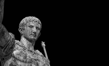 Caesar Augustus, antik Roma'nın ilk imparatoru. İmparatorluk Forumu (siyah ve beyaz kopya alanı ile eski bronz heykel)