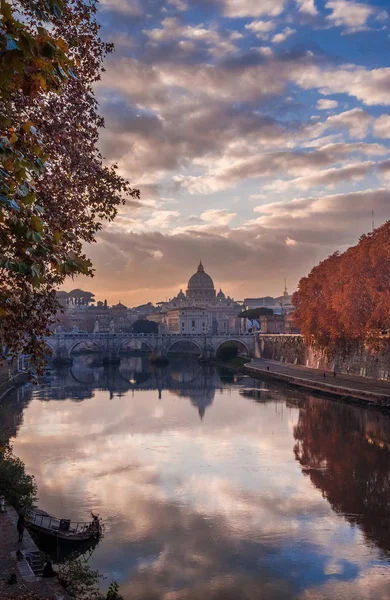 在罗马 秋天的叶子沿着河在古纪念碑和老下沉的船在日落 — 图库照片