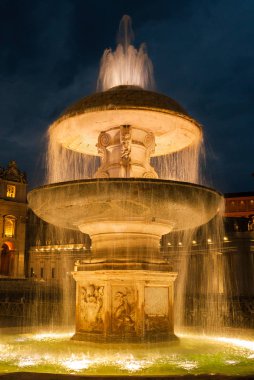 Roma, İtalya, 5 Ağustos 2018 - Saint Peter Meydanı eski Çeşme geceleri alev aldı.