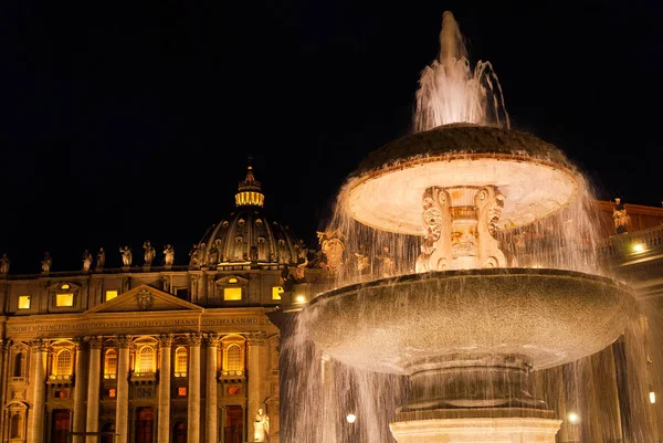 意大利 2018年8月5日 美妙的圣彼得大教堂和老喷泉照亮了晚上 — 图库照片