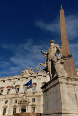 Roma, İtalya, 12 Nisan 2012 - Quirinal Tepesi Roma'da İtalyanca Cumhuriyet sarayının antik Roma heykel ve Mısır dikilitaş ile Anayasa Mahkemesi