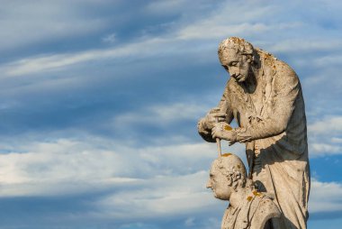 Padua, İtalya, 14 Haziran 2018 - Antonio Canova, en büyük neoklasik heykeltıraş. Padova tarihi merkezi (bulutlar ve kopya alanı ile 1796 yılında dikilen Anıtı)