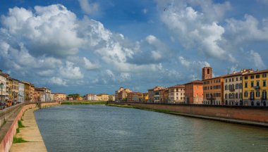 Pisa, İtalya, 30 Nisan 2018-Pisa tarihi merkezine geçen Arno Nehri