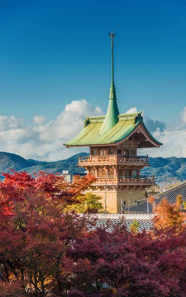 Kyoto Japón Noviembre 2017 Vista Característica Torre Gionkaku Con Hojas — Foto de Stock