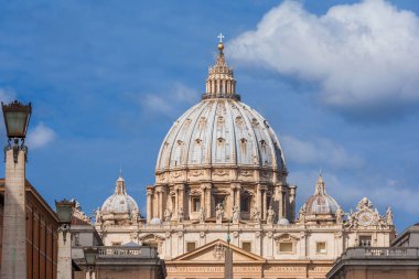 Roma, İtalya, 6 Eylül 2015 - güzel Saint Peter kubbe ile bulutlar ve Ay'dan Via della Conciliazione (uzlaşma yol görünümünü) 