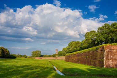 Lucca antik duvarlar genel eski kule ve park bulutlar görünümünü