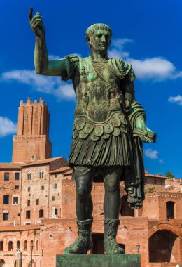 Sezar Augustus Trajan, Roma İmparatoru. İmparatorluk Fora harabeleri ve milis kule ve kalıntılar içinde belgili tanımlık geçmiş ile bronz heykel