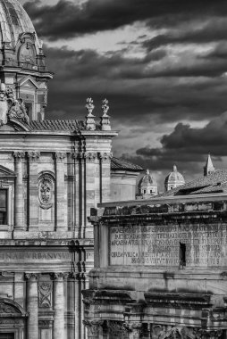 Antik Roma mimarisi şehir tarihi merkezinde (siyah ve beyaz)