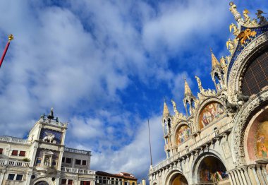Aziz Mark Meydanı Bazilikası'nın ve Venedik, bulut ve kopya alanı olan saat kulesi