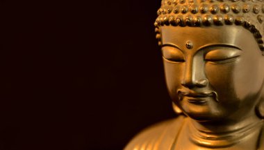 Altın Buddha heykelciği (kopya alanı ile siyah arka plan üzerinde meditasyon hareket)
