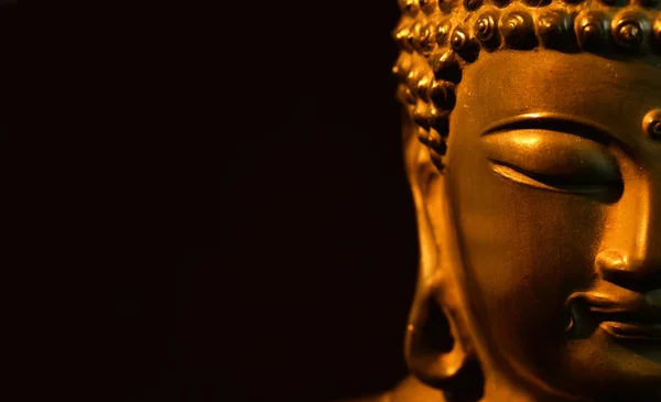 Altın Buddha heykelciği (kopya alanı ile siyah arka plan üzerinde meditasyon hareket)