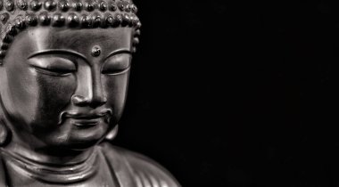 Buda heykelciği (siyah ve beyaz kopya alanı ile meditasyon hareket)