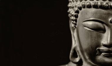 Buda heykelciği (siyah ve beyaz kopya alanı ile meditasyon hareket)