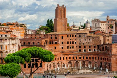 Roma, İtalya, 16 Ekim 2015 - bulutlu gökyüzü altında Trajan Forumu antik kalıntıları turist ziyaret