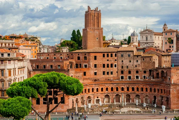 Roma Itália Outubro 2015 Turistas Visitam Fórum Trajano Ruínas Antigas — Fotografia de Stock