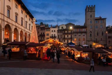 Arezzo, İtalya, 22 Kasım 2018 - Noel Arezzo, Toskana bölgesindeki. İnsanları ziyaret Noel Pazarı 'Piazza Grande', şehrin ana Meydanı
