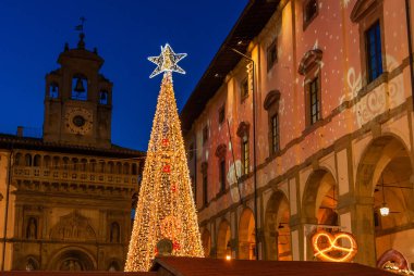 Arezzo, İtalya, 22 Kasım 2018 - Noel Arezzo, Toskana bölgesindeki. Noel ağacı ve Pazar 'Piazza Grande', şehrin ana Meydanı