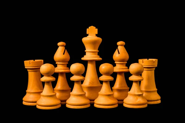 白色国王由典当 公鸡和主教保护与保护和防御的感觉 标准的棋木片在黑色背景 — 图库照片