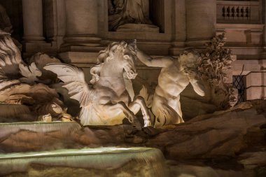 Bir hipokampus ve (18nci yüzyıl Roma harika Trevi Çeşmesi gece içinde bir deniz kabuğu, üfleme mitolojik Triton eğitiyor)