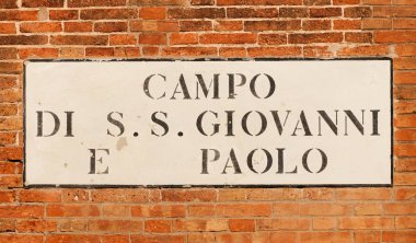 'Campo di Ss Giavanni e Paolo' (Aziz John ve Paul Meydanı) eski geleneksel yol işareti Venedik'te bir tuğla duvar