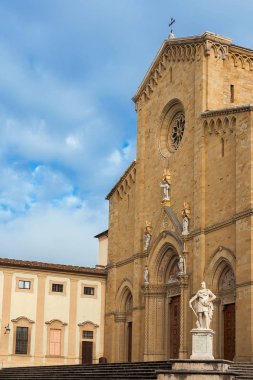Güzel Arezzo Gotik Katedrali ile Rönesans monumento Ferdinando I Medici, Toskana büyük Dükü, şehir tarihi merkezinde için