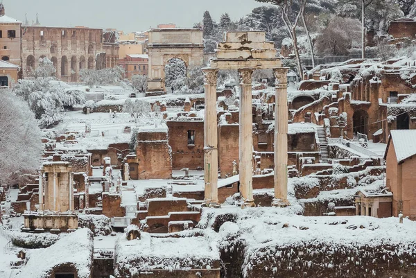 Frozen Rome View Roman Forum Ancient Ruins Coliseum Covered Snow — Stock Photo, Image