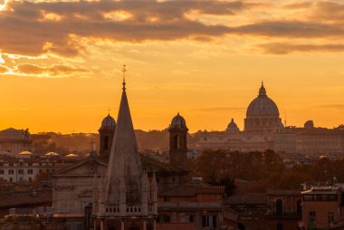 Roma tarihi merkez manzarası ile eski kubbe ve çan kulelerinin batımında görünümünü