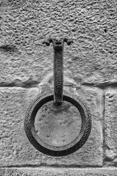 Old Wrought Iron Ring Tethering Horses Ram Head Block Stone — Stock Photo, Image