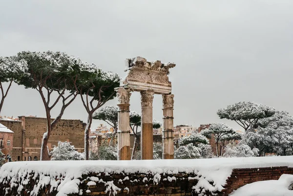 冷凍のローマ 都市の非常にまれなイベントで覆われてシーザーのフォーラムとトラヤヌスの古代遺跡のビュー — ストック写真