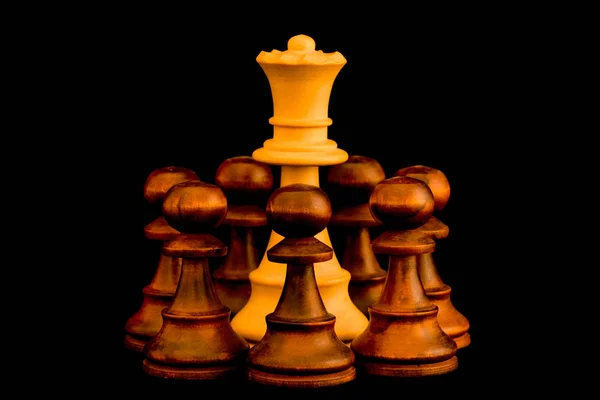 包囲では 逃げ道は 黒い背景に標準的なチェス木製の作品の感覚で黒の敵ポーンに悩まされる白の女王さま — ストック写真
