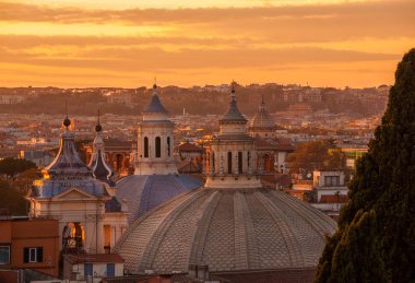 Roma tarihi merkez manzarası ile eski kubbe ve çan kulelerinin batımında görünümünü