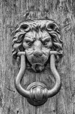 Eski kapı tokmağı ahşap kapı (siyah ve beyaz aslan şeklinde)